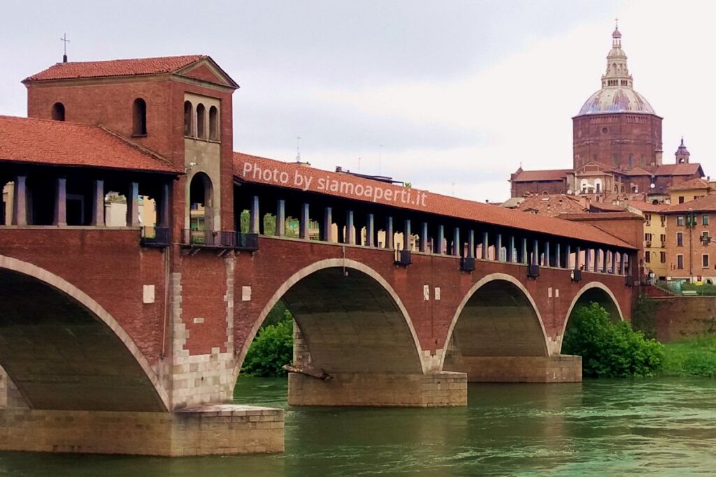 Pavia in un Giorno. Foto di Ponte Coperto vista della Cupola del Duomo di Pavia